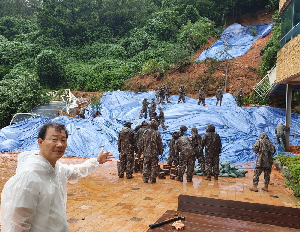 ▲지역 수해 현장에서 피해 복구 도운 이광일 도의원 