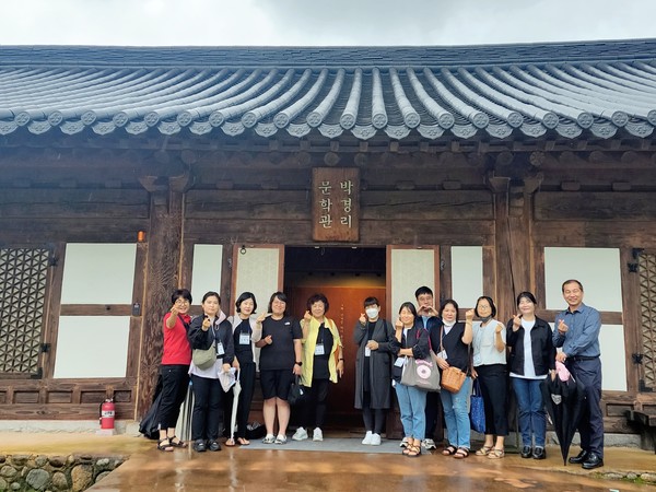 ▲ 박경리 문학관 앞에서 기념사진을 촬영하고 있다.