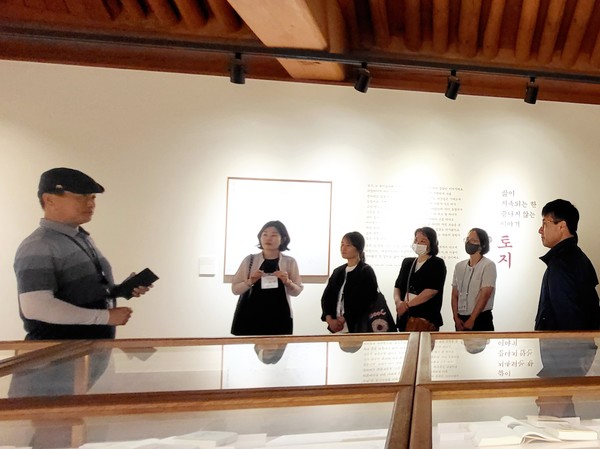 ▲ 문화관광해설사의 설명을 듣고 있는 참여자