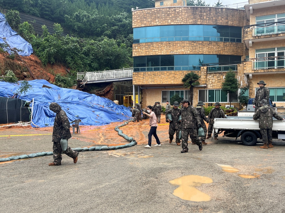 ▲ 제31보병사단 이순신여단 정철대대가 지역방위부대로서 모래주머니 설치와 토사제거 등 복구작업을 펼치고 있다. 