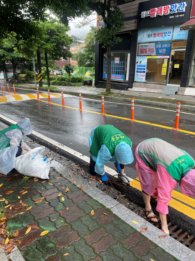 ▲ 여서동 새마을부녀회 배수로정비 모습