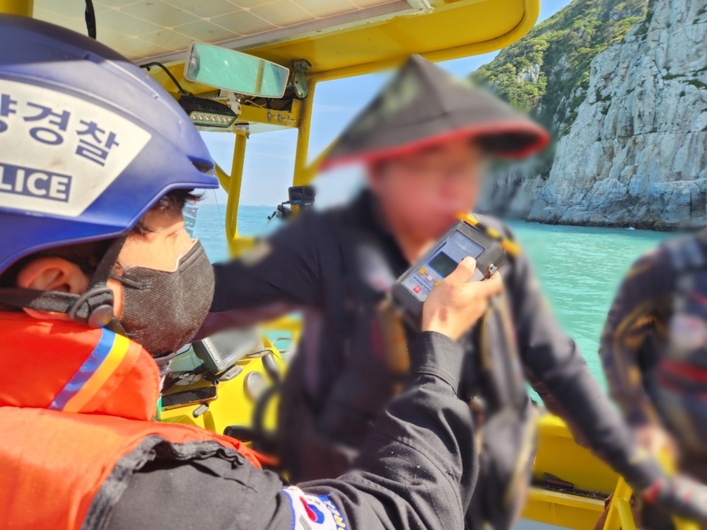 ▲ 해양경찰이 수상레저기구 운항자에 대해 음주측정을 실시하고 있다.