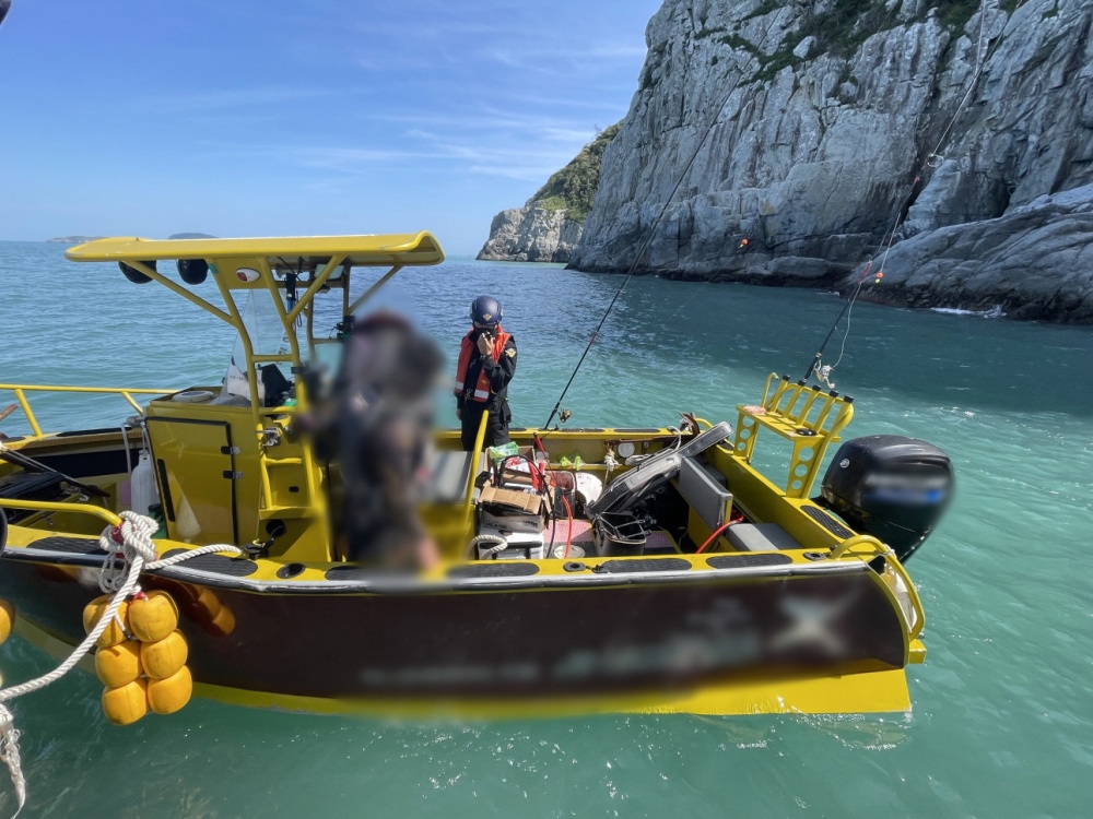 ▲ 해양경찰이 수상레저기구에 대해 검문검색을 실시하고 있다.