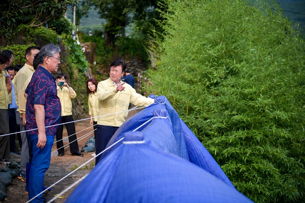 ▲ 집중호우 수해현장인 율촌면 일원 현장을 찾은 정 시장