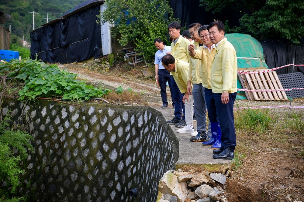▲ 집중호우 수해현장인 율촌면 일원 현장을 찾은 정 시장