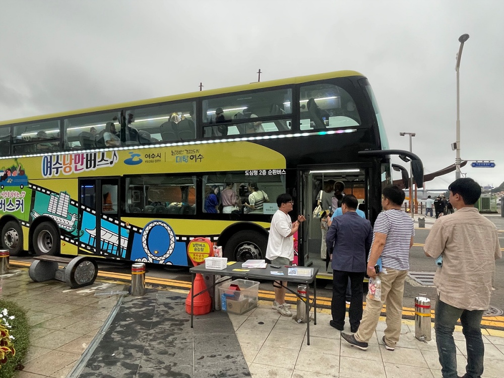 ▲여수낭만버스 탑승객
