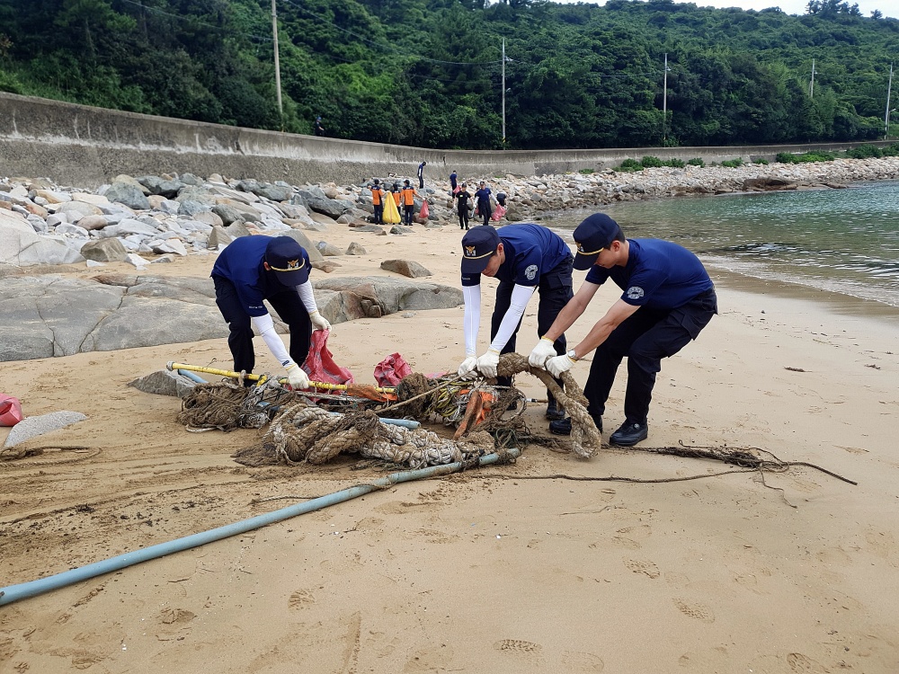 ▲  거문도 유림해수욕장 정화활동