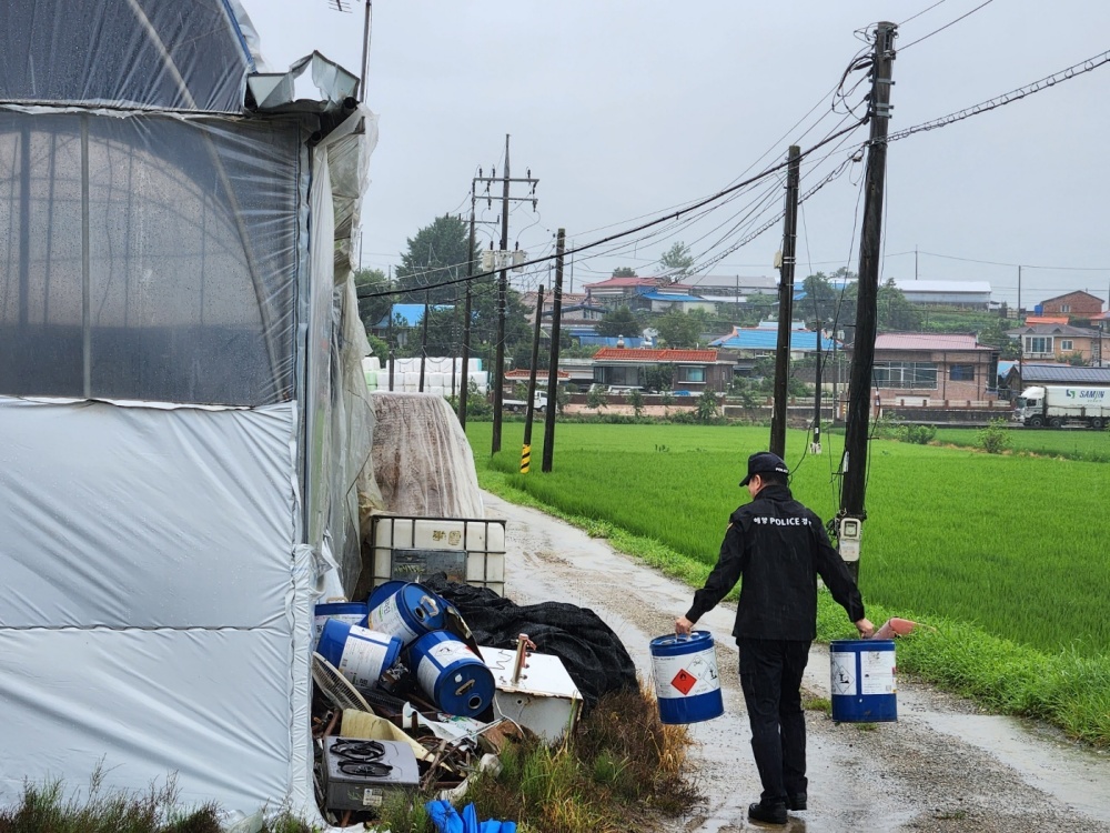 ▲ 충남 천안 축사주변 폐기물 정리 작업 지원