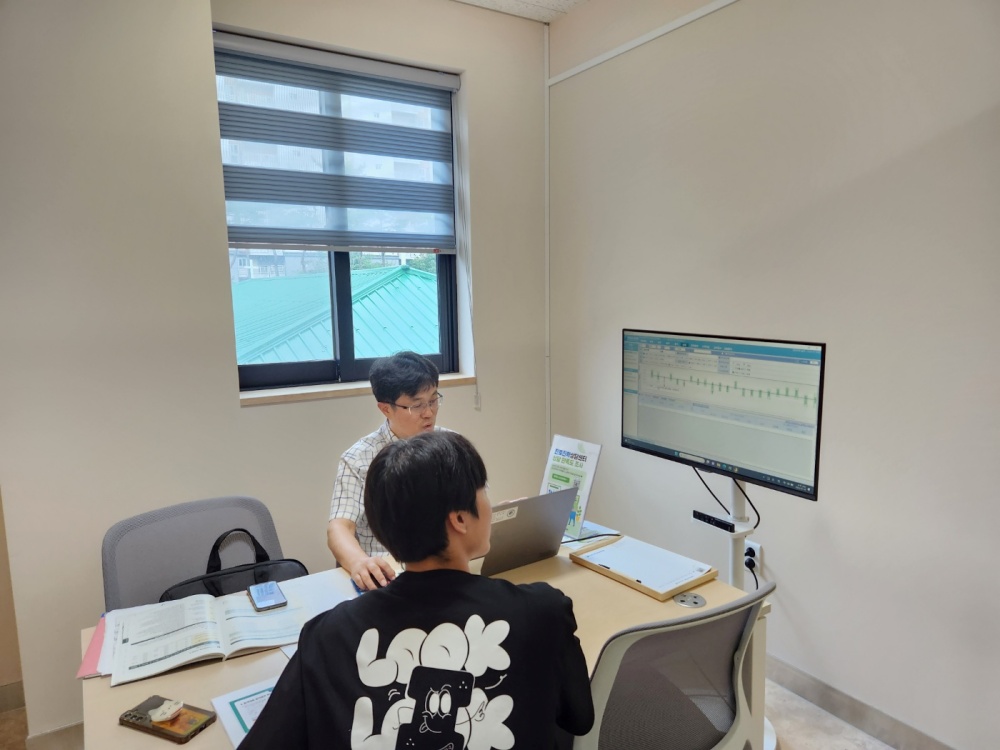 ▲ ‘전라남도 학교 밖 청소년 진로진학상담’ 프로그램에 참여한 한 학생이 1:1 컨설팅을 받고 있다. 