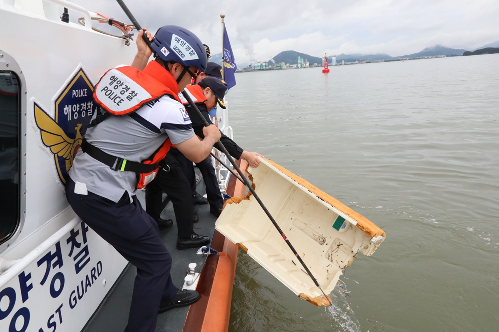 ▲ 고민관 서장이 광양항과 섬진강 하류 해상점검 중 집중호우로 떠내려온 해양쓰레기를 수거하고 있다