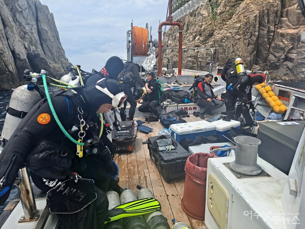 ▲ 박근호 대장과 대원들이 잠수 준비를 하고 있다. ⓒ조찬현