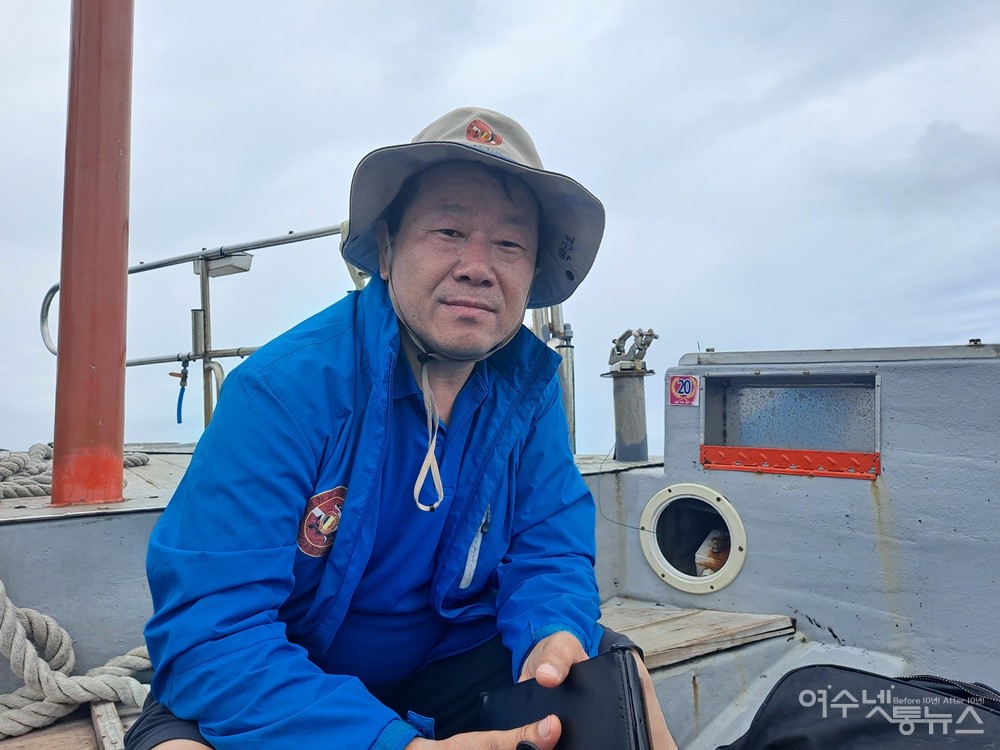 ▲'여수넷통뉴스'와 인터뷰 중인 해양환경인명구조단 여수구조대 박근호 대장 모습이다. ⓒ조찬현