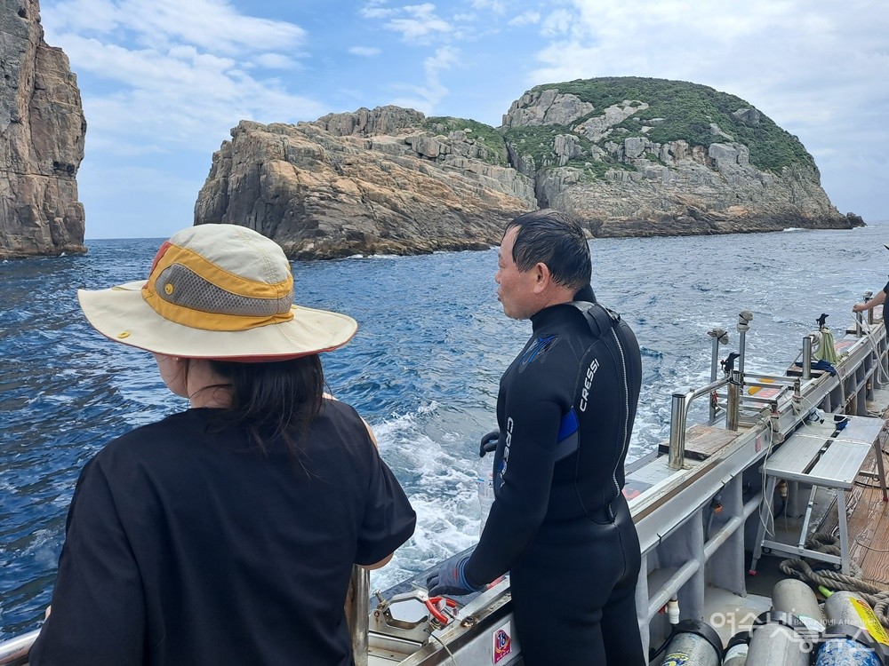 ▲박근호 대장이 백도 수중정화 활동에 나선 대원들의 안전을 살피고 있다. ⓒ조찬현