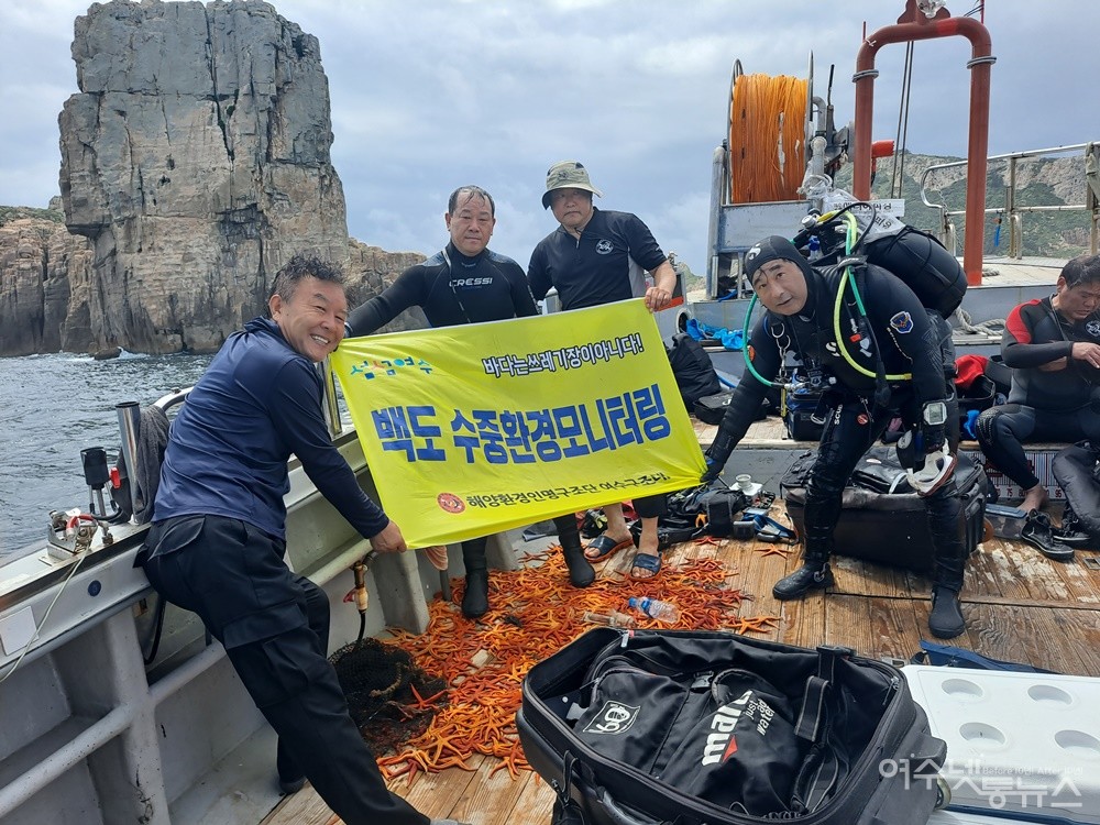 ▲박근호 대장과 대원들이 백도에서 ‘바다는 쓰레기장이 아니다!’ 해양환경 캠페인을 펼쳤다. ⓒ조찬현