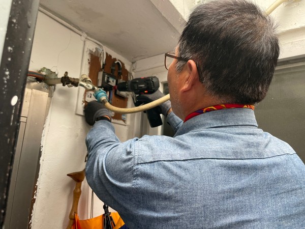 ▲ 한화솔루션 부싯돌 봉사단 주거환경개선사업 진행 