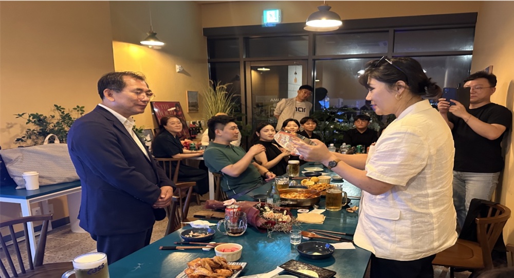 ▲유진청소년 오케스트라 관계자가 최병용 도의원에게 감사패를 전하고 있다.