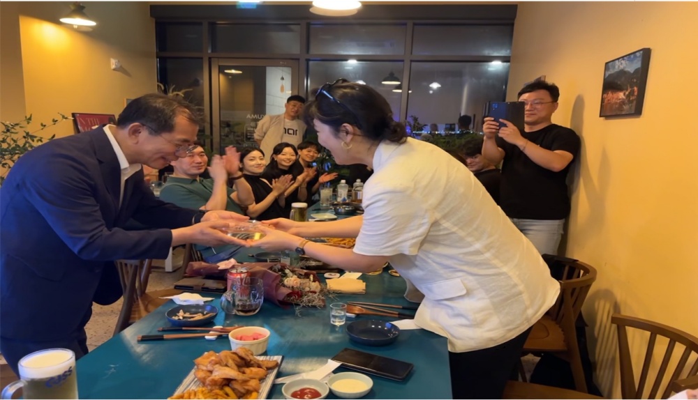 ▲유진청소년 오케스트라 관계자가 최병용 도의원에게 감사패를 전하고 있다.