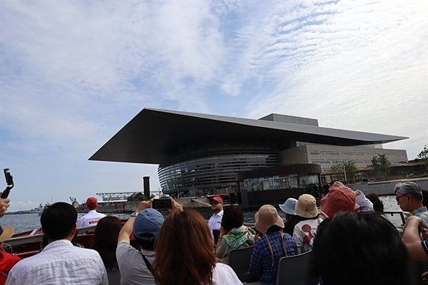 ▲ 전면에 왕립 오페라하우스 모습이 보인다. 여름이면 스카이다이빙 대회가 열리기도 한다 ⓒ 오문수