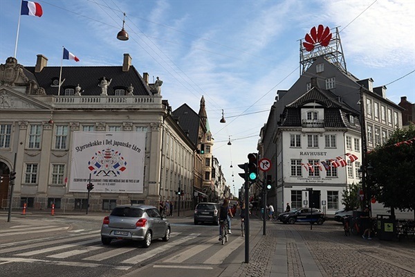 ▲ 덴마크 수도 코펜하겐의 모습으로 가로등이 도로 중앙에 매달려 있는 모습이 이색적이다 ⓒ 오문수
