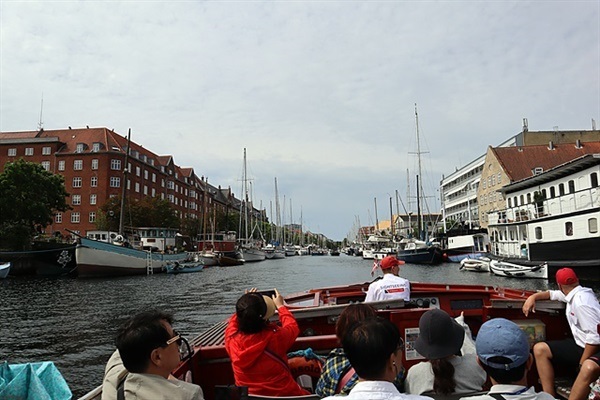 ▲ 보트를 타고 뉘하운 일대를 돌아보던 중 만난 시가지 모습이다. ⓒ 오문수