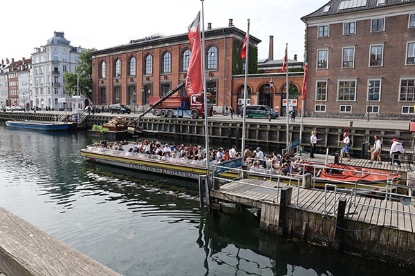 ▲ 보트를 타고 뉘하운 시가지를 돌아보는 여행은 인기다. 16개 교각밑을 통과하는 스릴을 맛볼 수 있다. ⓒ 오문수