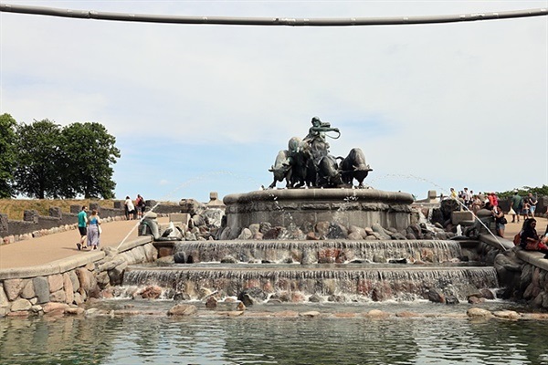 ▲ 인어공주 동상 인근에 있는 게피온분수 모습. 북유럽전설에 등장하는 여신인 게피온이 황소로 변신한 자신의 네 아들과 함께 쟁기질하는 모습을 형상화했다. ⓒ 오문수