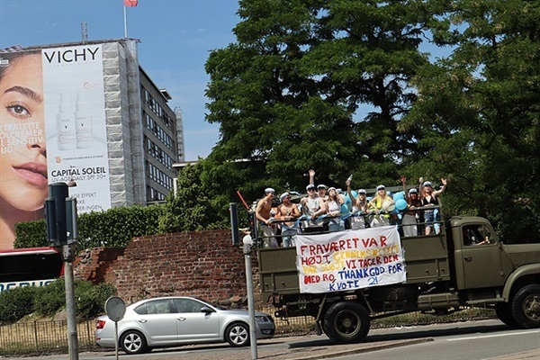 ▲ 군용트럭을 타고 코펜하겐 시내를 돌며 큰 소리로 떠들고 노래하는 고등학교 학생들. 고등학교 졸업을 축하하는 세리머니로 덴마크 학생들의 전통이라고 한다 ⓒ 오문수
