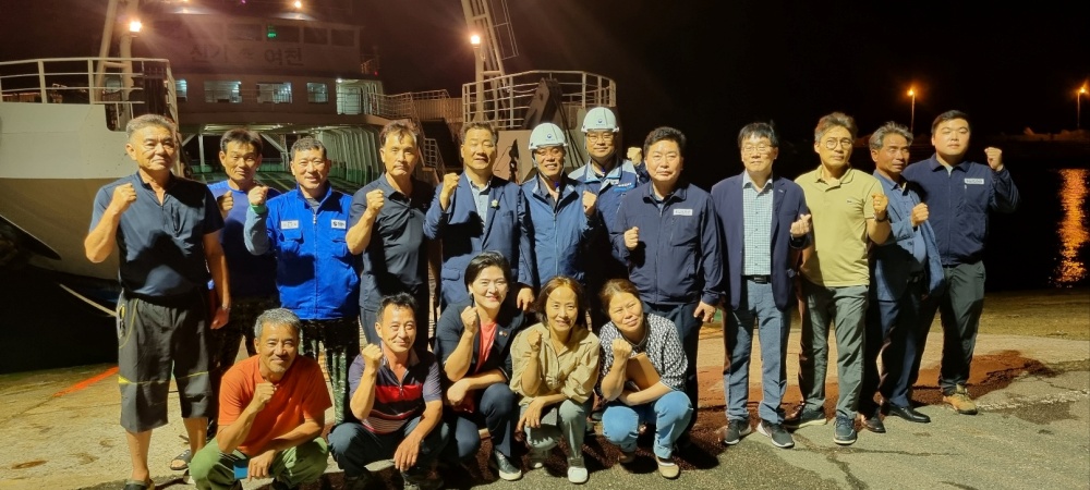 ▲ 박성미 여수시의원이 도서민과 함께 기념사진을 찍고 있다.