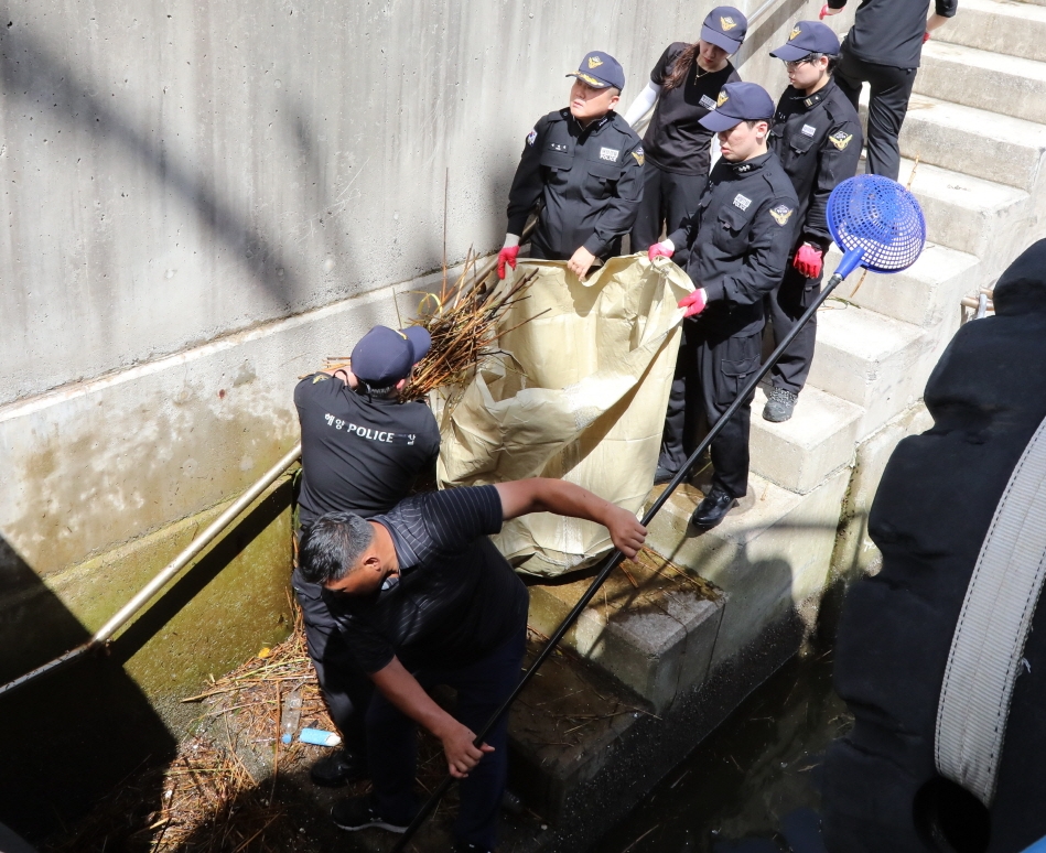 ▲ 여수 신북항 일원에 해양쓰레기를 수거하는 해경