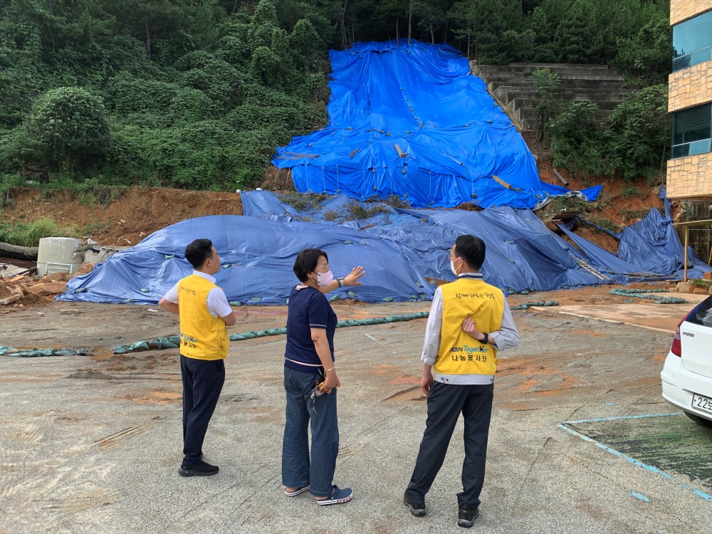 ▲토사유출로 옹벽이 무너진 노인요양시설 하얀연꽃