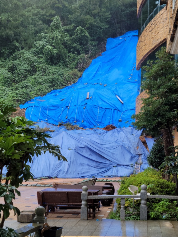 ▲ 토사유출로 옹벽이 무너진 노인요양시설 하얀연꽃