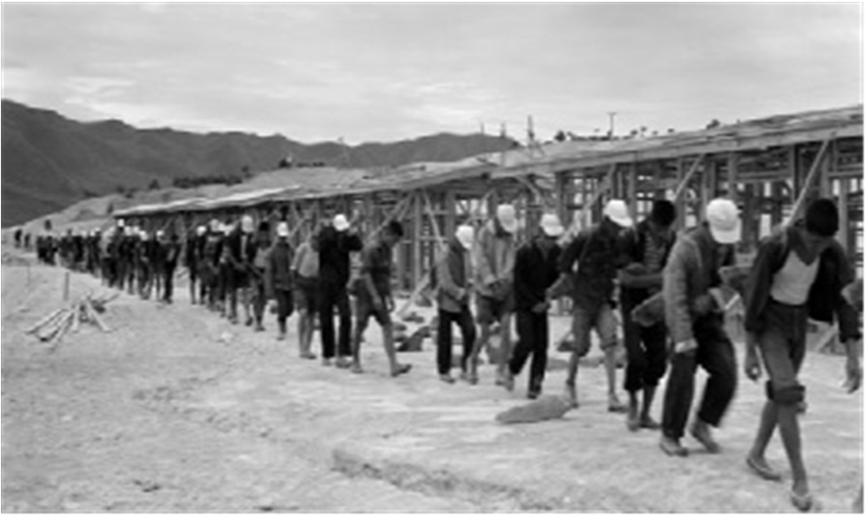 ▲ 서산개척단원이 저수지를 만들기 위해 인근 도비산에서 돌을 나르고 있다.