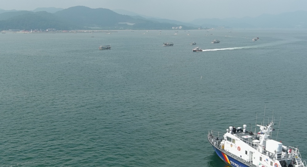 ▲ 여수해경이 보성 해상집단행동 참가 어선들을 안전관리 중이다