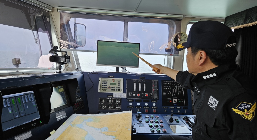 ▲ 고민관 해경서장이 보성 앞 해상 집단행동 현장 지휘와 함께 드론 항공순찰을 모니터링 하고있다.