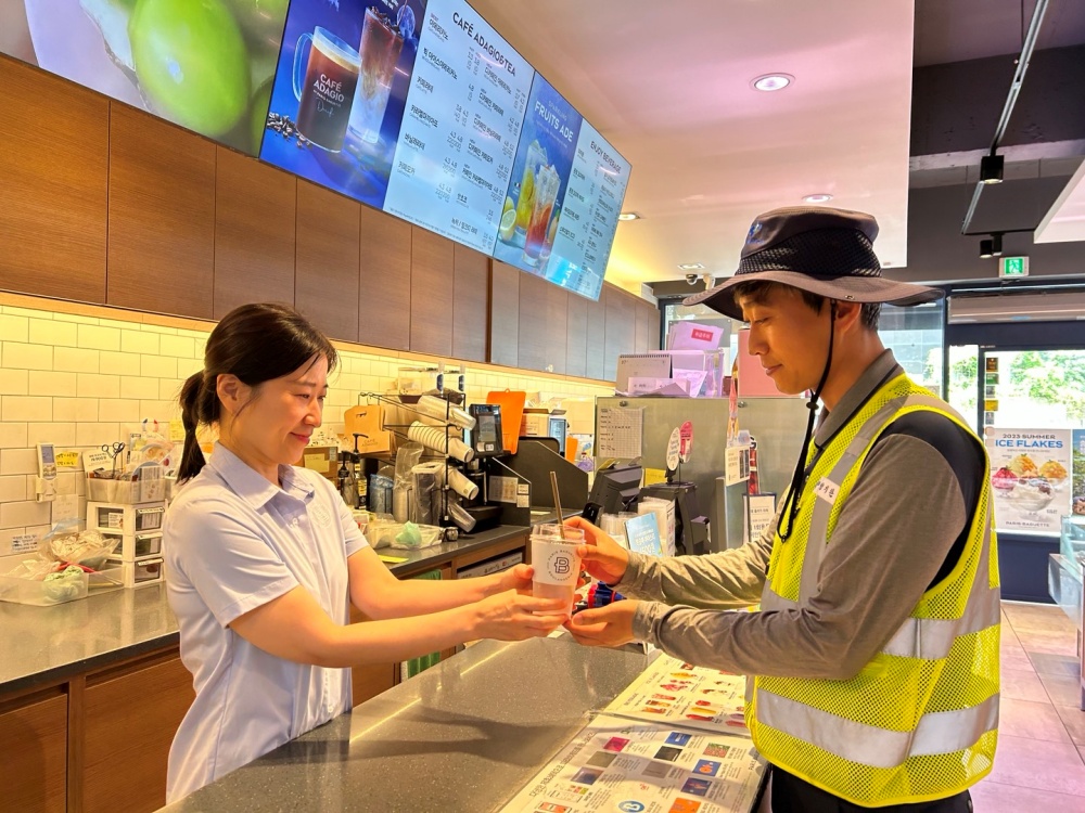 ▲ 파리바게뜨는 환경미화원 점포 방문시 얼음물을 제공한다.