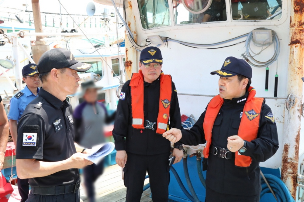 ▲ 훈련 강평 중인 서해지방해양경찰청 안전총괄부장과 여수해양경찰서장