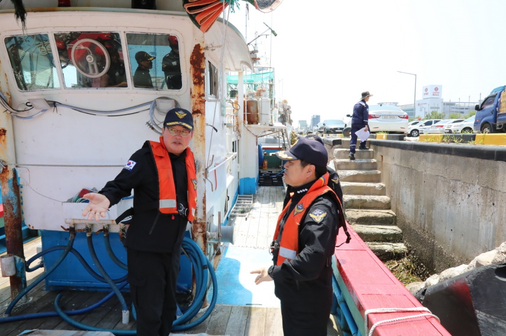 ▲ 현장 확인하는 확인하는 서해지방해양경찰청 안전총괄부장과 여수해양경찰서장