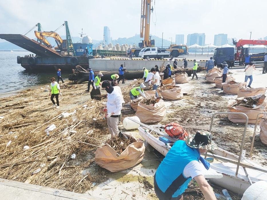 ▲  여수신항 크루즈부두 선착장 민·관 합동 해양쓰레기 정화활동 모습
