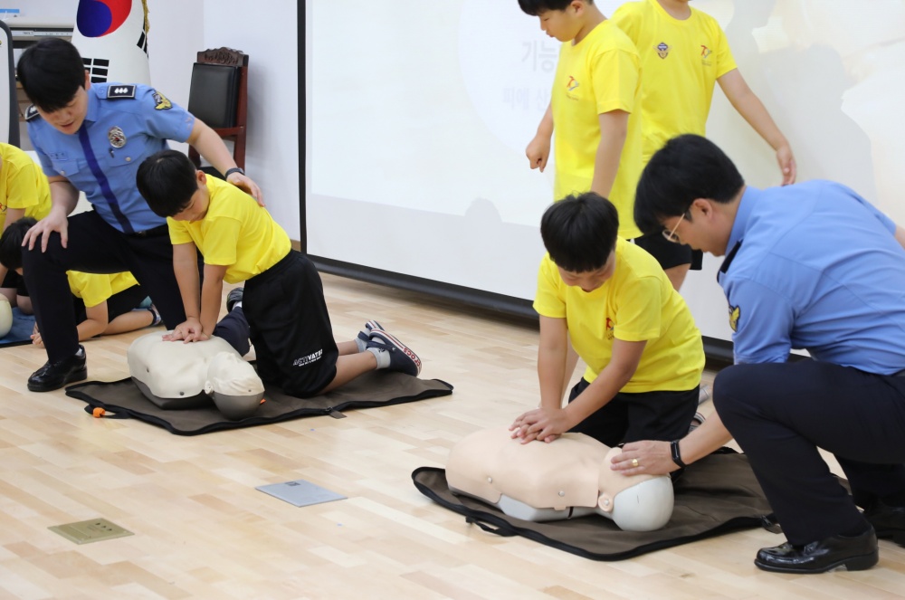 ▲ 심폐소생술 교육을 받는 아이들