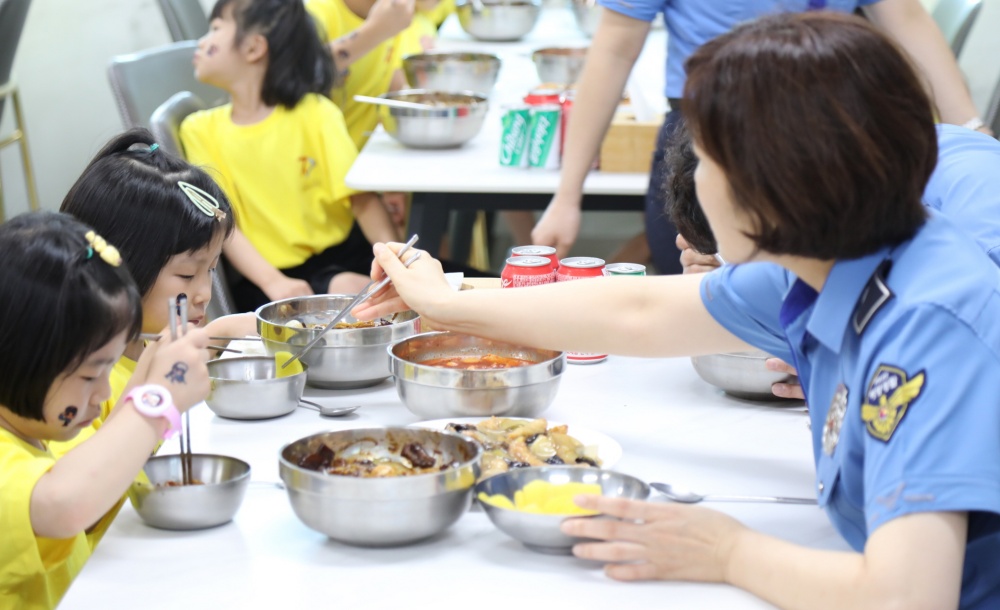 ▲ 직접 만든 식사를 제공하는 해양경찰