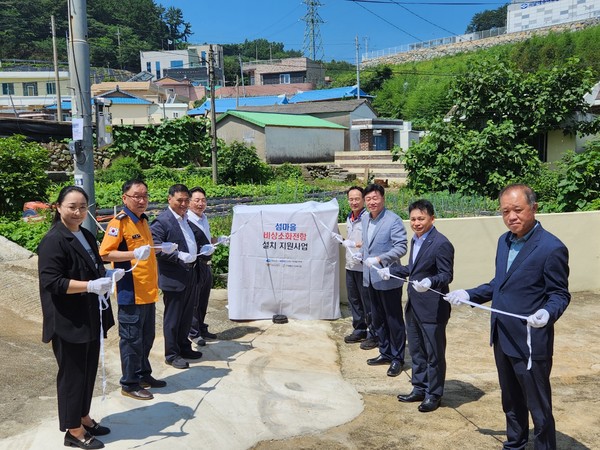 ▲  각 기관 대표자들이 모여 섬마을 비상소화전함 설치 지원사업 준공식을 진행하고 있다.