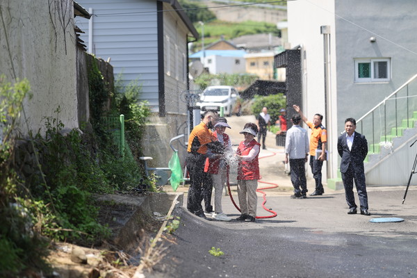 ▲  지역주민 대상 비상소화전함 이용교육을 진행하고 있다.