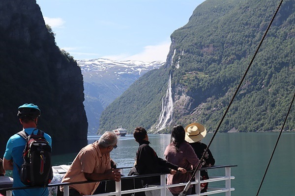 ▲크루즈선이나 페리선을 타고 게이랑에르 피요르드 여행 중 만나는 최고의 비경은 만년설이 녹아 천길 낭떠러지로 떨어지는 폭포수 구경이다. ⓒ오문수