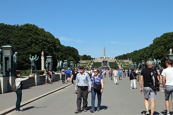 ▲ 노르웨이를 대표하는 비겔란 공원 모습. 비겔란과 그 제자들이 만든 조각이 널린 대형공원에는 인간의 삶을 주제로 만든 작품들이 전시되어 있다 ⓒ오문수