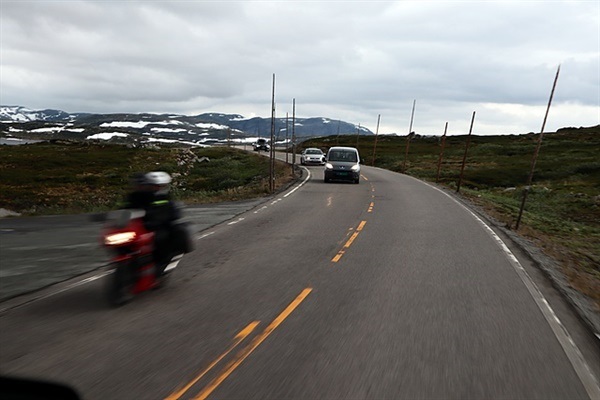 ▲하당에르 국립공원 지역으로 겨울에는 양쪽에 세워놓은 막대기 높이까지 눈이 쌓인다. 운전자들을 위해 도로 양쪽에 막대기를 세운 곳으로 영화  촬영지이기도 하다 ⓒ오문수