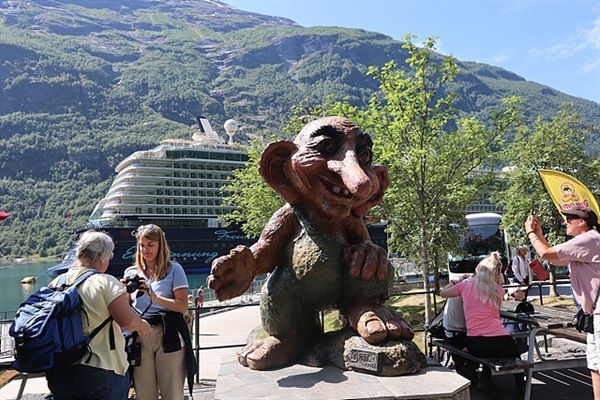 ▲유네스코세계자연유산에 등재된 게이랑에르 피요르드 출발지점에 있는 페리선 앞에 노르웨이의 요정으로 불리는 트롤상이 서있다. 노르웨이 숲속에는 트롤이라 불리는 요정이 살며 낮에는 숲에서 자고 밤에 나와서 어려운 사람을 도와주고 나쁜사람을 곯려준다고 한다. ⓒ오문수