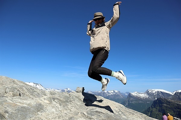 ▲1500m 달스니바 전망대에서 하늘을 향해 날아오른 일행의 모습 뒤로 만년설이 보인다. ⓒ오문수