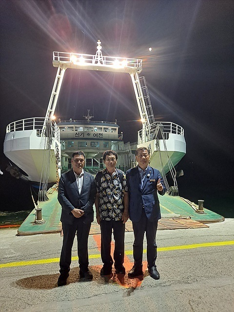 ▲ 금오도 여천항을 출발해 신기항으로 가는 여객선야간운항 첫편을 타고 신기항에 도착하니 여객선야간운항을 위해 애썼던 분들이 기다리고 있었다. 왼쪽부터 전남도의회 주종섭의원, 이재언 연구원, 전남도의회 이광일 의원ⓒ오문수