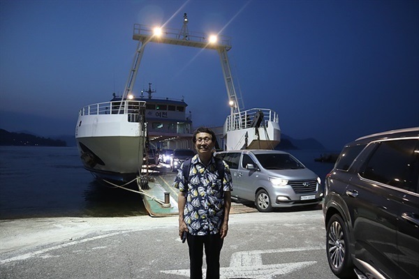 ▲ 29일 오후 7시 반, 신기항을 떠나 금오도 여천항을 향해 출발한 여객선야간운항 첫편이 도착했다. 배에서는 승용차 12대와 승객들이 하선했다. ⓒ오문수