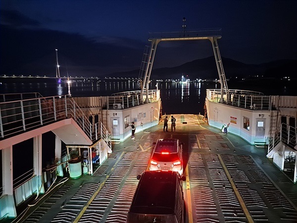 ▲ 신기항에 도착하기 전 하선을 준비하는 선원들과 선내 모습  ⓒ오문수